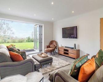 4 bedroom accommodation in Peldon, near Colchester - Colchester - Living room