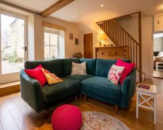 Pass the Keys | Stylish and Spacious Cotswolds Cottage - Sleeps 6 - Lechlade - Living room