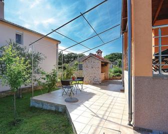 Three-Bedroom Holiday Home In Sibenik - Bilice - Innenhof