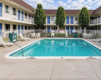 Motel 6 Yreka Ca - Yreka - Zwembad