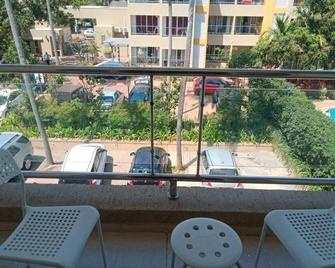 Vibrant 2-bedroom apartment in wonderful Anjuna with WiFi, AC - Anjuna - Balcony