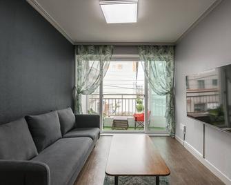 - Dogu House Of Love - Pohang - Living room