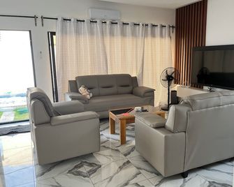 Villa with pool near the sea and Abidjan airport - Grand-Bassam - Living room