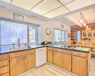 Pet-Friendly Rockaway Beach Home w/ Fire Pit! - Rockaway Beach