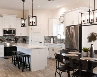 Newly Built Home with Mountain Views perfect for your next Desert Escape - Gold Canyon - Kitchen