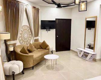Capital Lodges - Islamabad - Living room