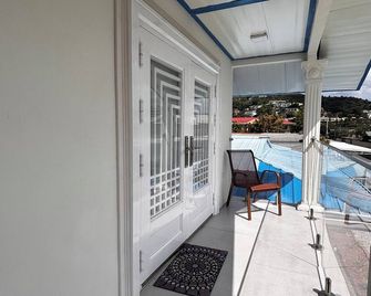Charming 2-bedroom apartment with WiFi, AC in pleasant Westmoorings - Diego Martin - Balkon