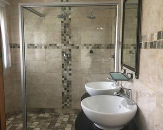 Isle La Breeze Guest House - Emalahleni