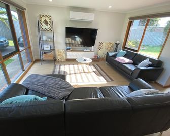 4 bedroom 2 bath renovated with spa king bed and free arcade games sleeps 10 - Portland - Living room