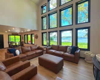 Red Door Retreat on Lake Sylvia - Annandale - Sala de estar