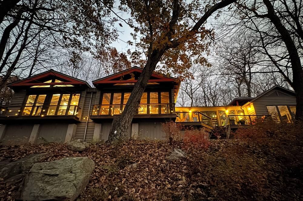 Modern Comfort Meets Nature -Private Dock, Fire Pit & Detached Sleep Cabins - Monroe - مبنى