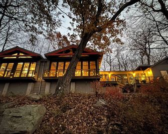 Modern Comfort Meets Nature -Private Dock, Fire Pit & Detached Sleep Cabins - Monroe - مبنى