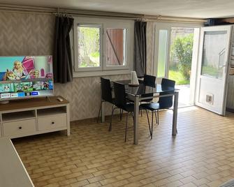 F2 indépendant dans maison proche RER C/Tram T9 - Villeneuve-le-Roi - Salle à manger