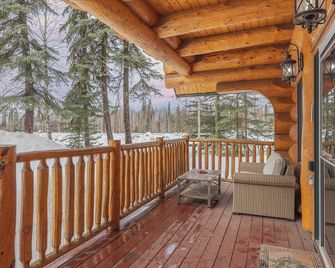 Cozy 2-Bedroom Cabin In Wonderful North Pole - North Pole - Balcón