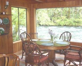 Listen to the River Sing on Rillerah - Blue River - Comedor