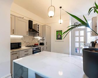 Stunning Maida Vale Apartment - London - Kitchen