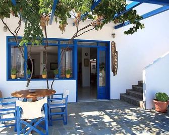 Agnanti Hotel - Adamantas - Patio