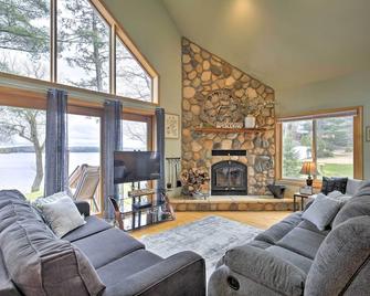 Cozy Dam Lake Escape with Dock, Yard and Water Access! - Eagle River - Huiskamer