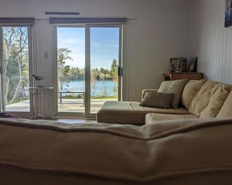 Private, rustic retreat 15 mins from the fun! - Charlottetown - Living room