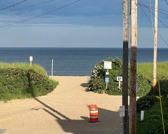 Come enjoy 7 miles of beaches in Sunny OOB in this 2 bedroom condo. - Old Orchard Beach - Beach