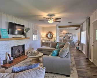 Idyllic Afton Getaway w/ Dock & Grand Lake Access! - Afton - Living room