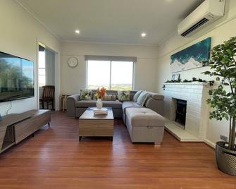 Morwell Pet friendly 3 BRMS Rental home Free Wi-fi - Morwell - Obývací pokoj