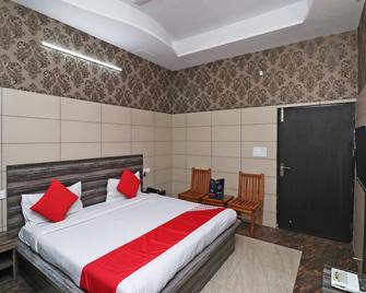 OYO 8616 Hotel Inderlok - Ambāla - Bedroom