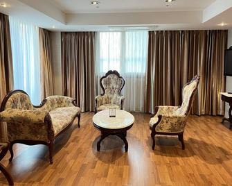 Hotel International Changwon - Changwon - Living room