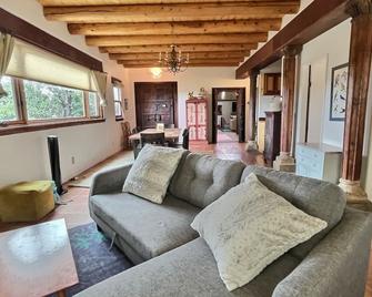 Arroyo Seco Vacation Perfection - Arroyo Seco - Living room
