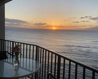 Direct Oceanfront, unobstructed ocean view top floor penthouse quiet & private. - Lahaina - Balcony