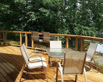 Cardinal Pines Luxury Lakefront Cottage by Beautiful Halls Lake! - Little Hawk Lake - Balcón
