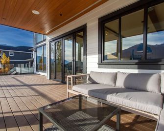 Mountain View Home w/ Gym, Sauna & Cold Plunge - Squamish - Balcony
