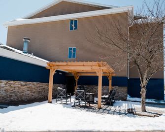 AmericInn by Wyndham Tomahawk - Tomahawk - Terasa