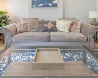 Dual Soulard Townhomes 4br/6ba / Abodebucks - St. Louis - Living room