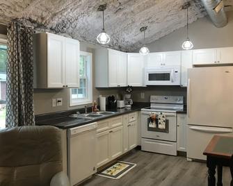 Peaceful 2Bedroom, 1.5Bath Cottage near Wood Creek Boat Dock - London - Küche