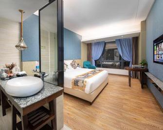 Yiyuan Lanbao Hotel - Lingshui - Bedroom