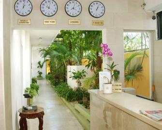 Quiet and comfortable room in the center. B&B # 2 - Santo Domingo - Front desk