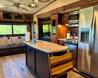 Cozy RV in Breckenridge nestled in the woods of a 50 acre farm - Breckenridge - Cocina