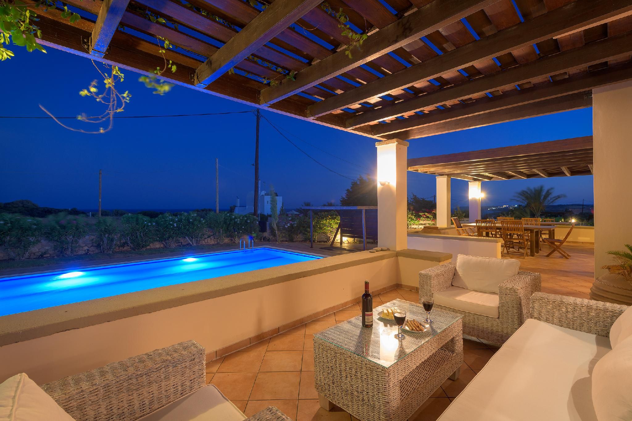 Modern Villa With Pool And Garden - לאכאניה - בריכה