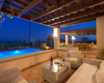 Modern Villa With Pool And Garden - לאכאניה - בריכה