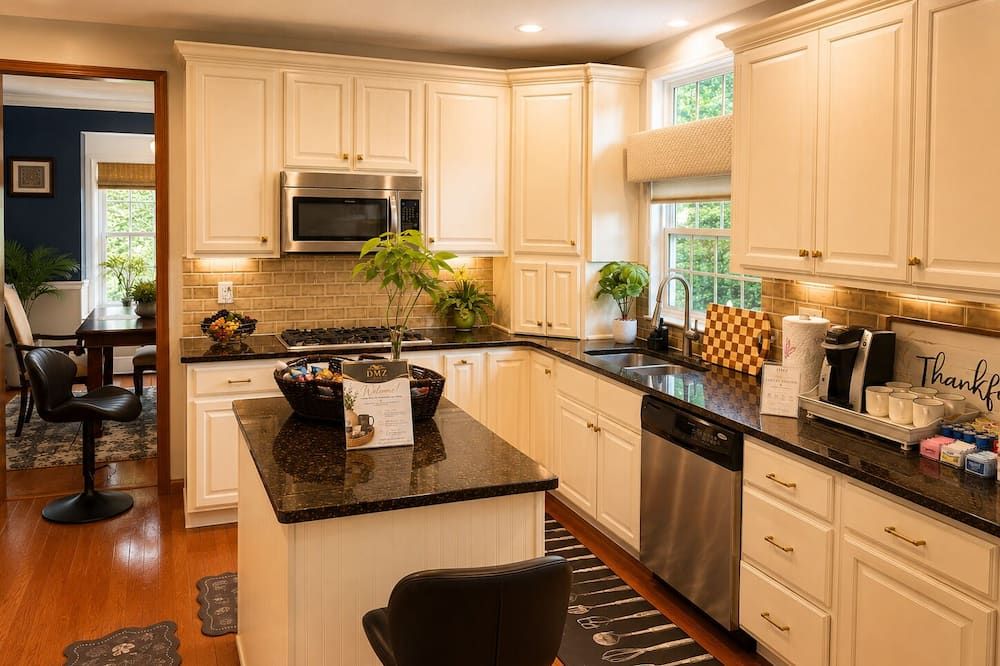 Charming 4-bedroom house with fitness room & heated Pool in New Castle.
