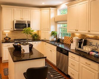 Charming 4-bedroom house with fitness room & heated Pool in New Castle. - New Castle - Kuchyň