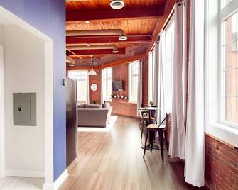 Jennifer's Riverfront Loft Apartment Historic Building - Providence - Living room