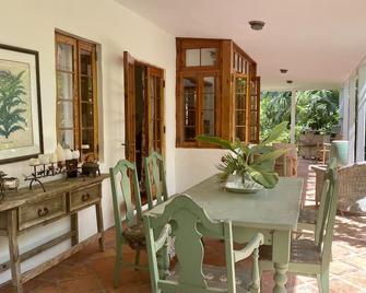 Magical private estate:3 bed Sage Cottage,big porch near Cambridge Beaches & fun - Somerset - Dining room