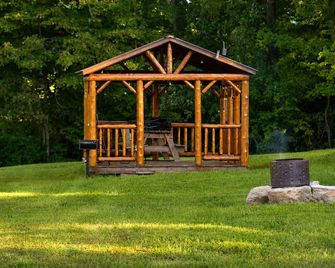 Cozy Cabin Retreat on 12 Acres, Gazebo, Fire Pit & Starlink WiFi - Gallipolis - Terasa