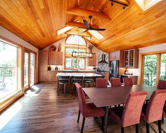 Renovated 5-BR Home with Unbeatable Views at the Top of Wintergreen - Roseland - Dining room