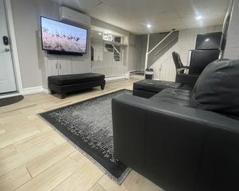 Luxuriously Comfortable Suite - Hempstead - Living room