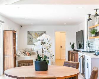 Stylish model home in San Jose. Close to SJC, shops, restaurants, freeway. - San Jose - Dining room