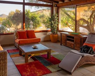 Cottage in Sardinia, near the Sea, recreation and relax on 5000 sq.m - Teulada - Ruang tamu