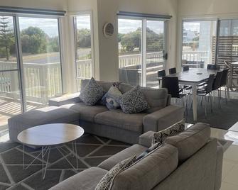 4 Bedroom Beach House with Sea Views. Now with wifi and foxtel. - Kingston
